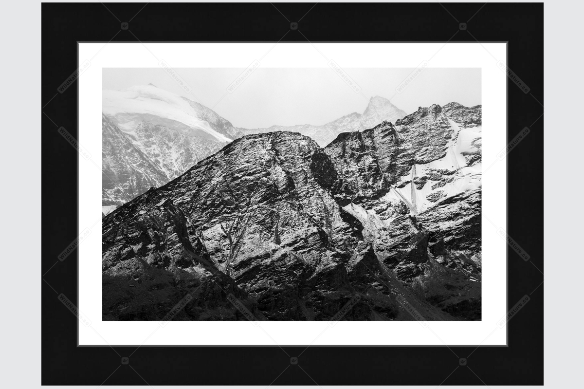 Фотокартина с черно бял пейзаж от швейцарските Алпи