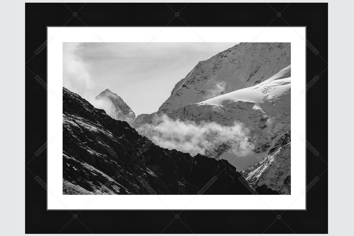 Фотокартина с черно бял пейзаж от швейцарските Алпи